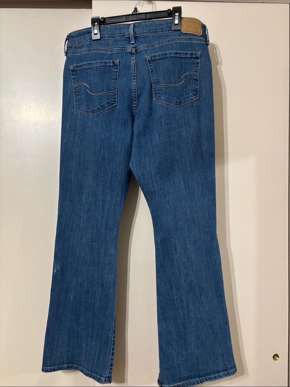 Signature by Levi Strauss Women's Boot Cut Jeans - Medium Blue Wash Mid Rise - Picture 2 of 6